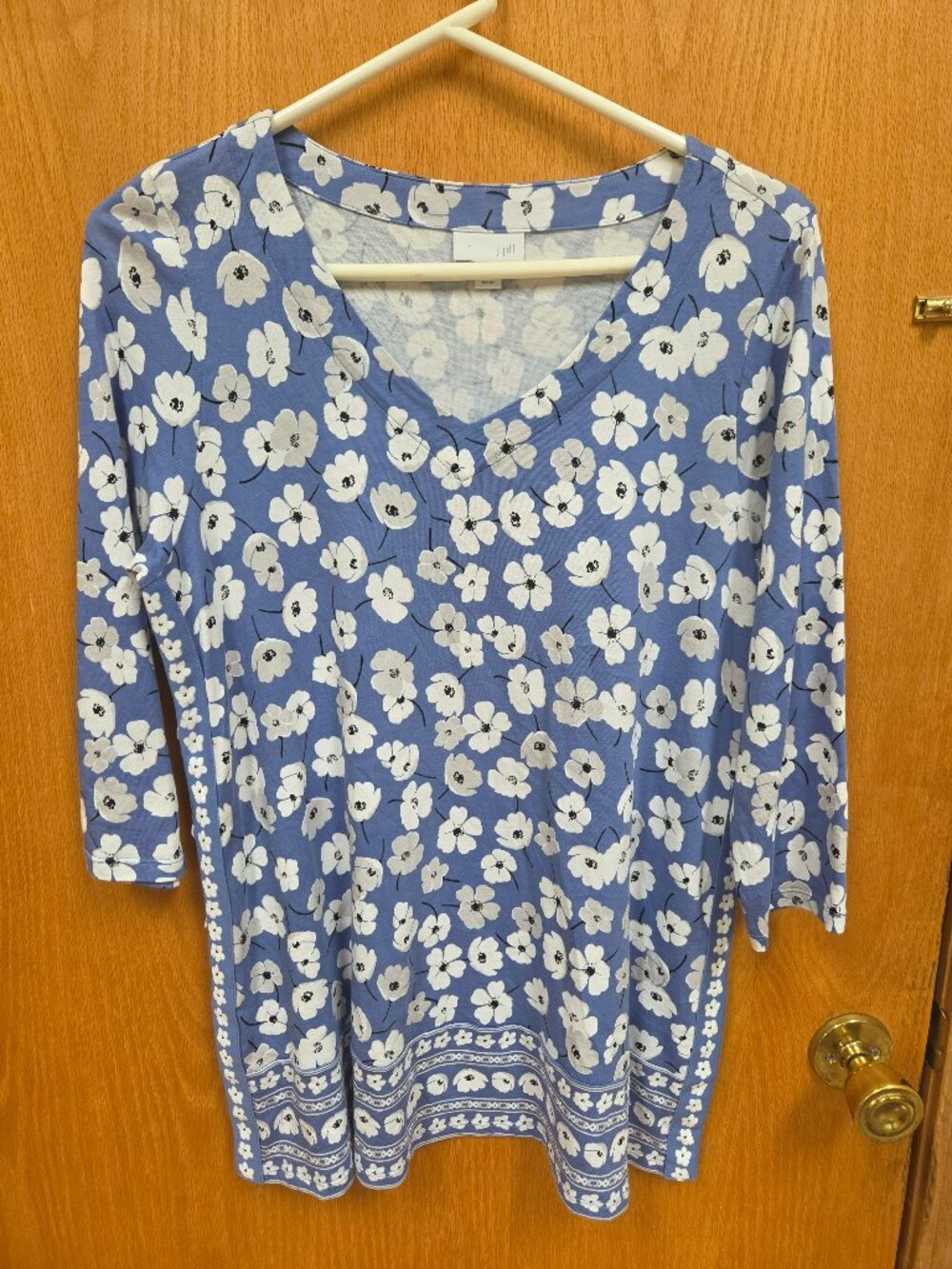 j.jill blue and white poppy floral print v neckline 3/4sleeves decorative bottom